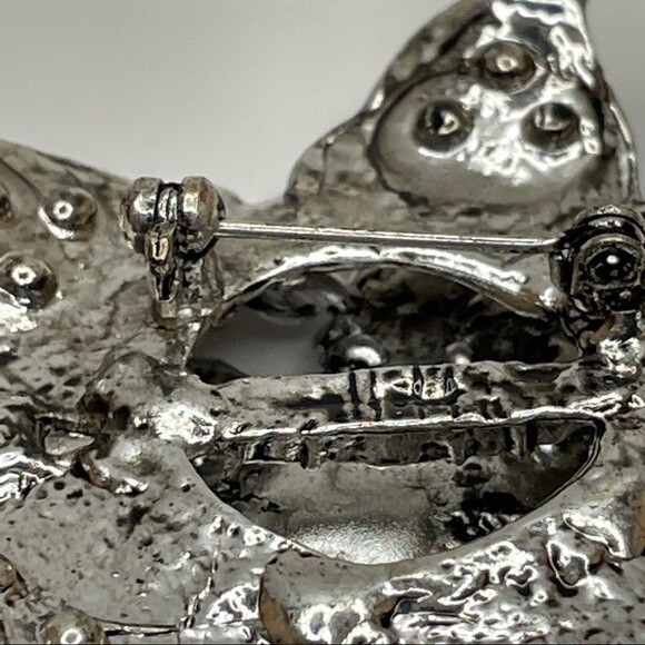 Fashion Jewelry Snowflake shaped Silver Tone Brooch with Black/Clear Cabochons - Picture 4 of 11